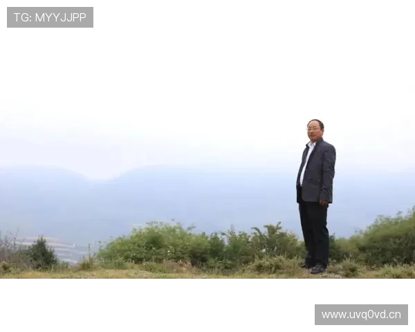 掌敏洁今早一条动态，床头那只皮箱比我半年工资还值