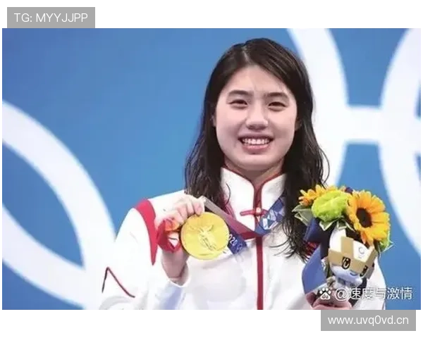 张雨霏泳池边穿得像度假，这画风和赛场上一个人啊？