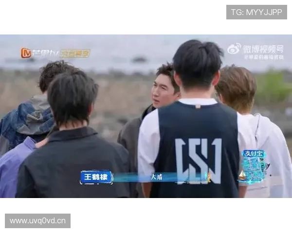 武大靖赛场像猛兽，赛后像把赞助商圈粉的顶流，我看着钱包默默躲远了